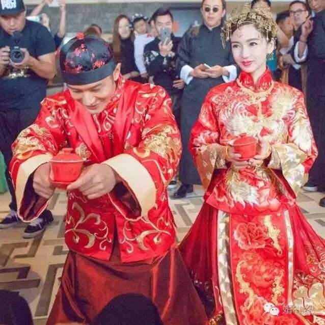 比如angelababy这款  大胆将秀禾服加入女士西装的剪裁 增加了胸腰