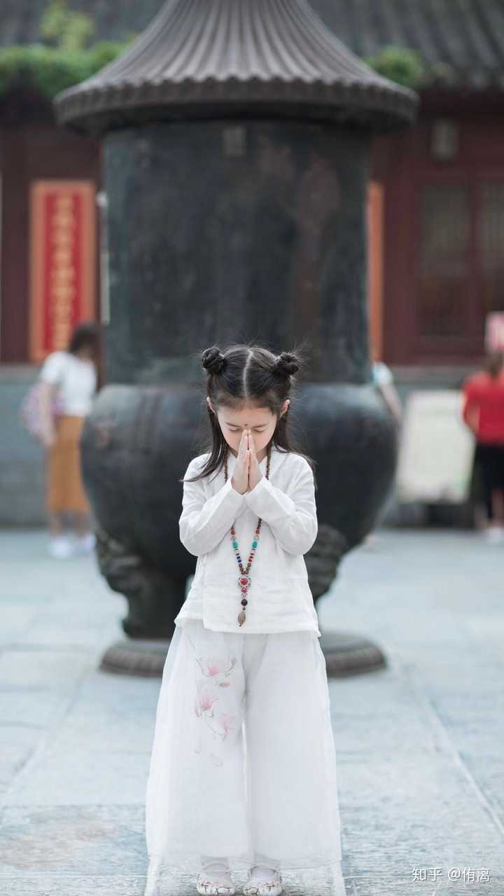 发一张小女孩的照片,祈愿后面一个美梦成真!