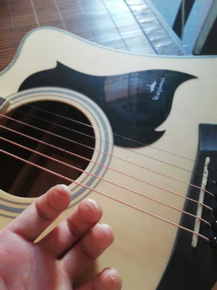 大家弹吉他的手指都是什么样的?