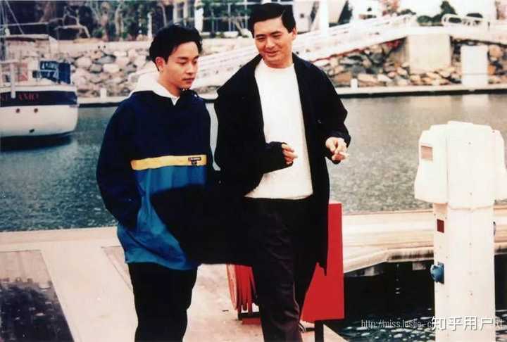 同年龄参考张国荣 笼统的找了一下,张国荣先生是56年的,纵横四海是91