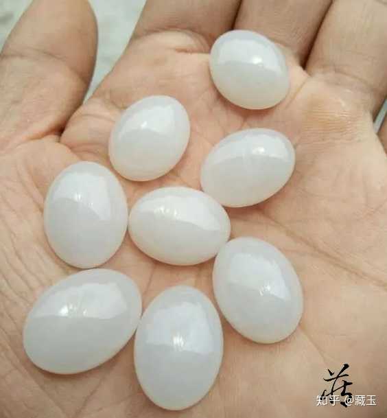 稍大点白度的会采用抛玻璃光,成为所谓的"羊脂玉",整体会有水灵灵的
