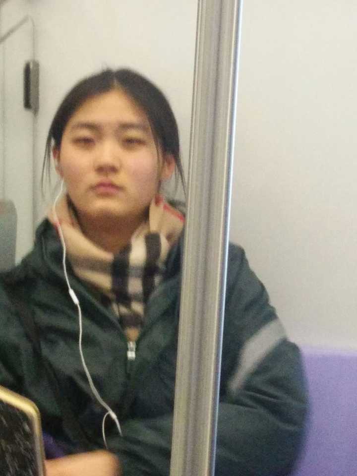南京地铁四号线遇到的一个妹子,根据着装推测是南京外国语学校