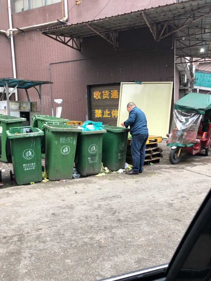 亲眼看过餐厅老板翻垃圾桶找菜叶的