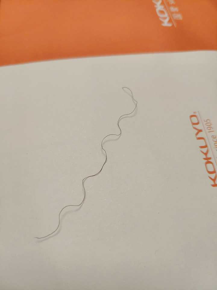 头发的粗细不均匀,长的弯弯曲曲的,是什么原因造成的