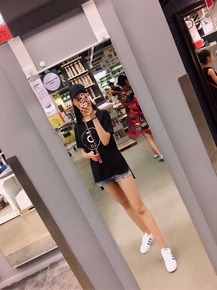 女生夏天穿短裙被看美腿心里什么感觉?