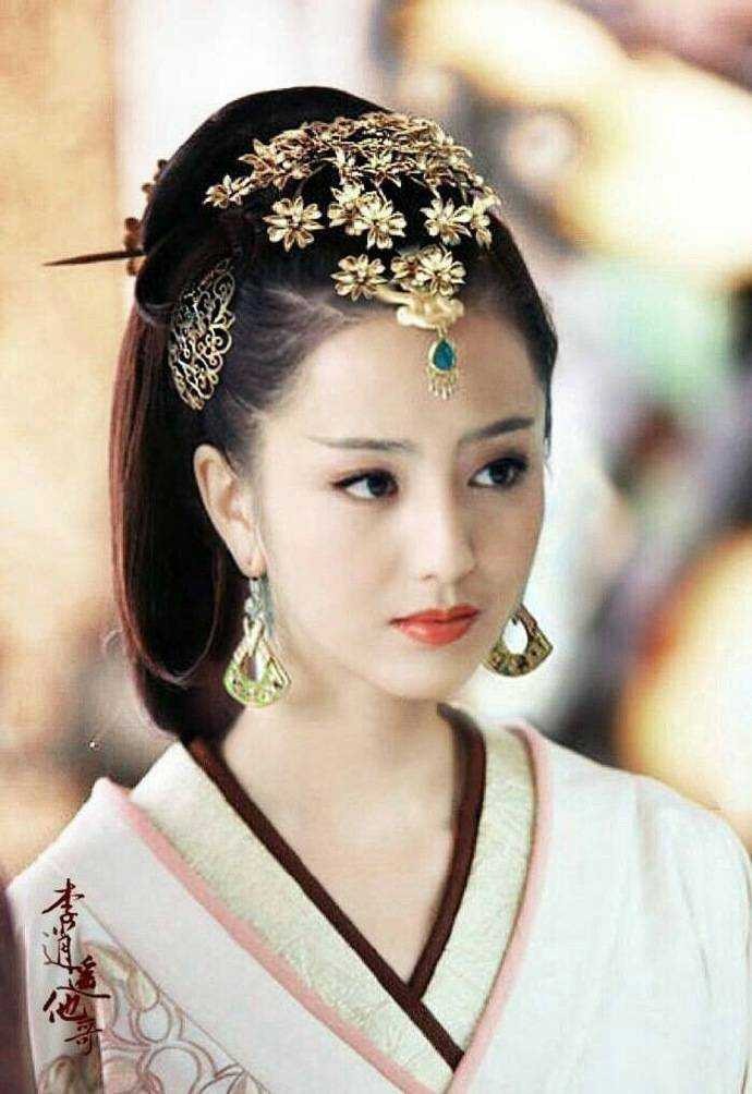 2上文中,有打听图片出处的宝宝:       1,3眉间画花钿的来自《梦回