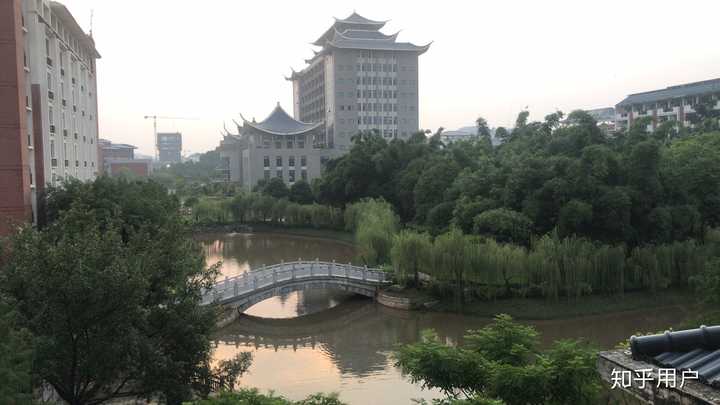 广西师范大学漓江学院和广西民族大学相思湖学院哪一个相对好些?