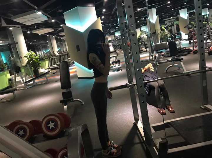这个是在家拍的基本上都是这样,运动裤背心小外套,不太在健身房拍照
