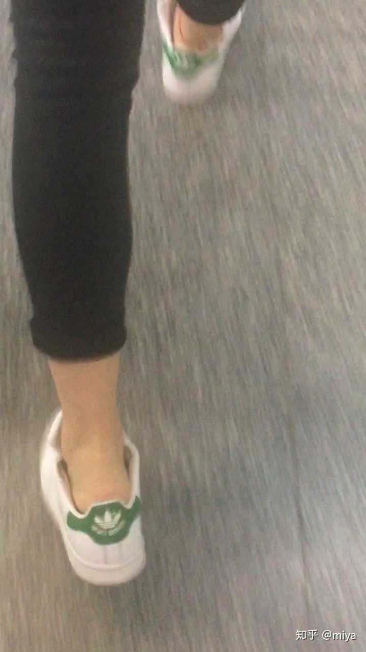 没什么奇怪的,现在女孩子不穿袜子很常见吧,到处都是光脚穿板鞋,可能