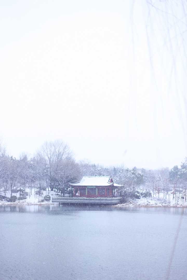 下雪天,突然觉得很多女生变漂亮了,这是怎么回事,同学都有这种感觉,有