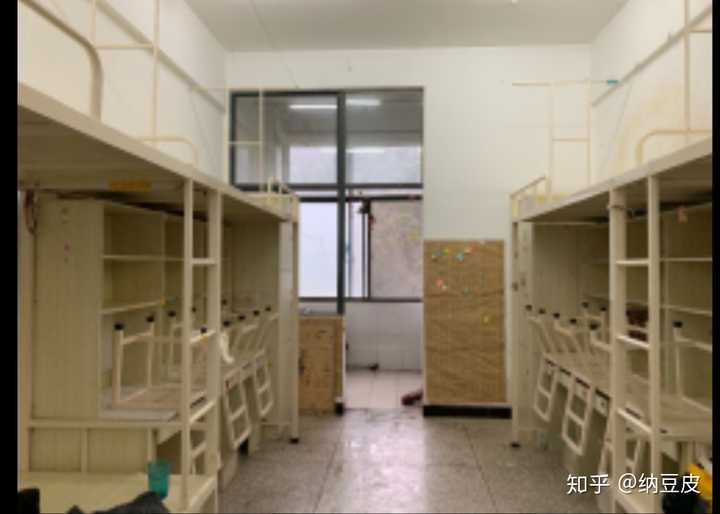 云南艺术学院的宿舍床是什么样的 上床下桌还是都是床
