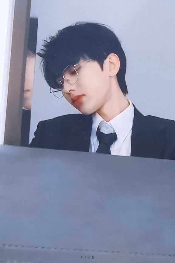 " 带上粉丝滤镜看蔡徐坤,我的天哪这是什么神仙颜值!帅炸了好吧!