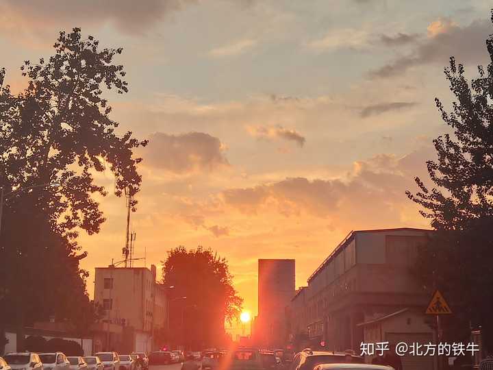 是一个很平常的秋天傍晚,形形色色的人奔走在回家的路上,车辆在街上