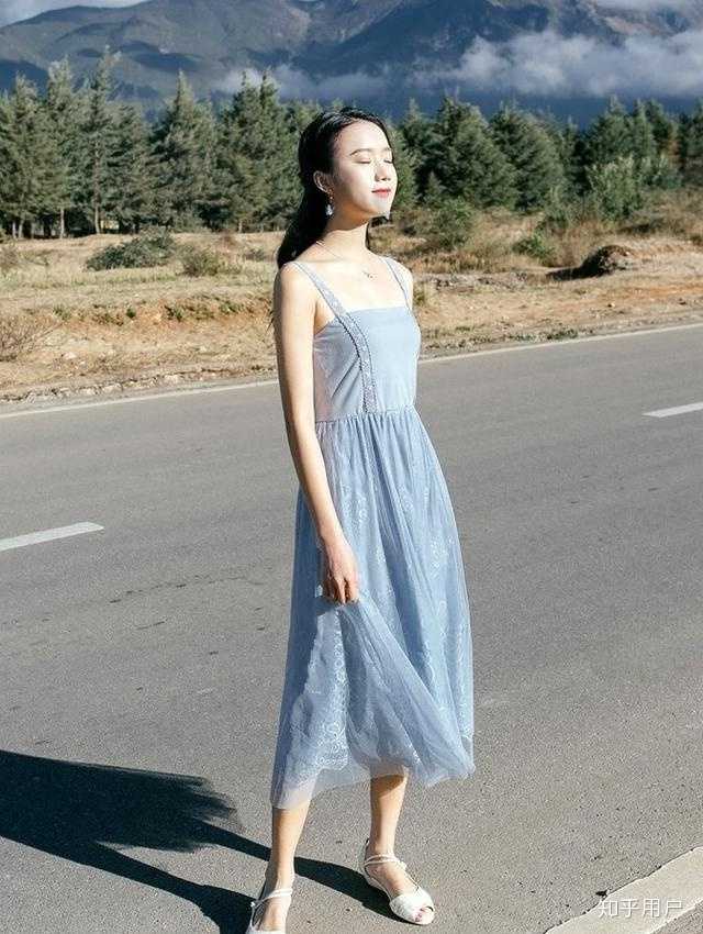 女生夏天怎么穿吊带裙好看又显瘦?