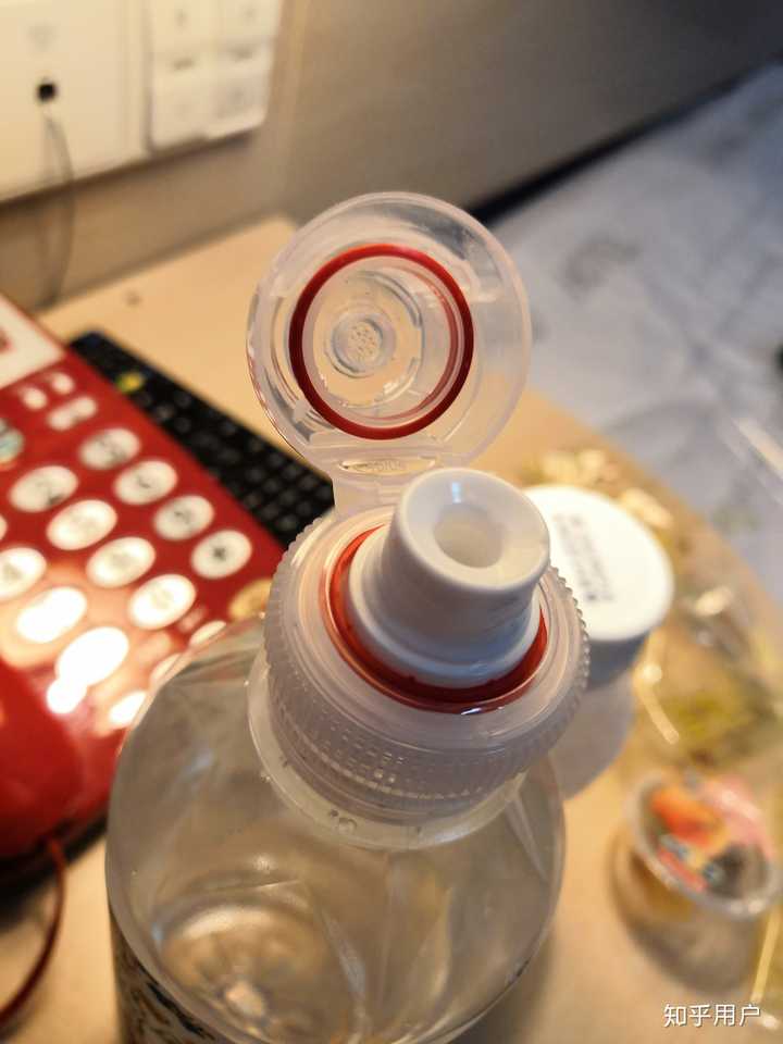 为什么很少有饮料采用农夫山泉矿泉水的瓶口设计?