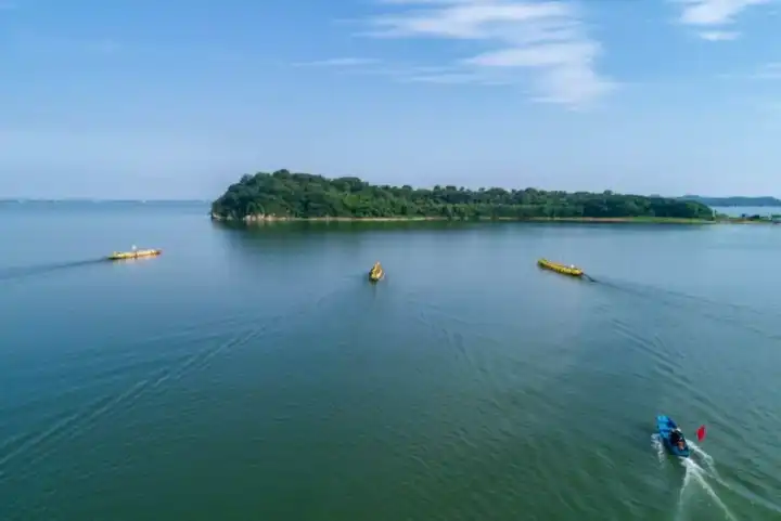 鄱阳湖是中国第一大淡水湖.