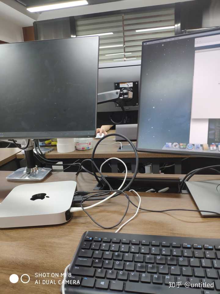 两台显示器,一台mac mini(忽略键盘