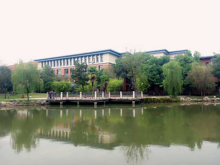 在武汉科技大学城市学院读书男生女生有什么体验