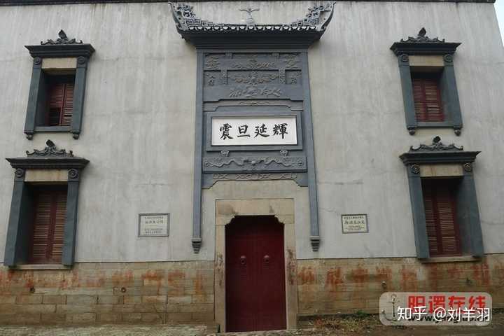 大门牌匾上的《震旦廷辉》系黎元洪总统的秘书张贞武所手书.