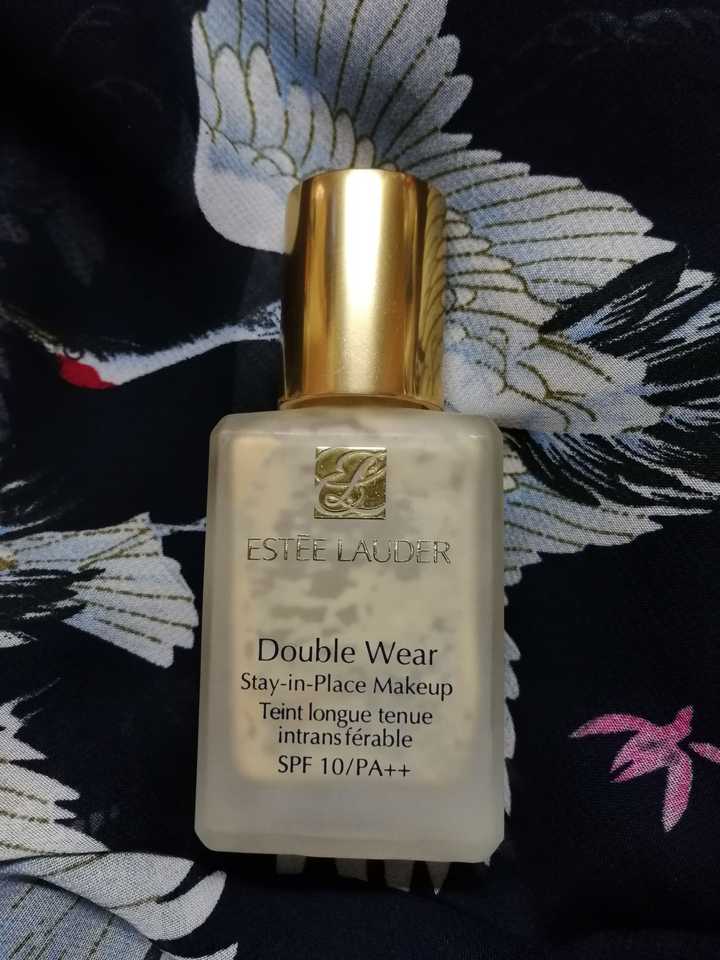 雅诗兰黛的dw粉底液,这家伙连个泵都没有,全凭一双灵巧的手