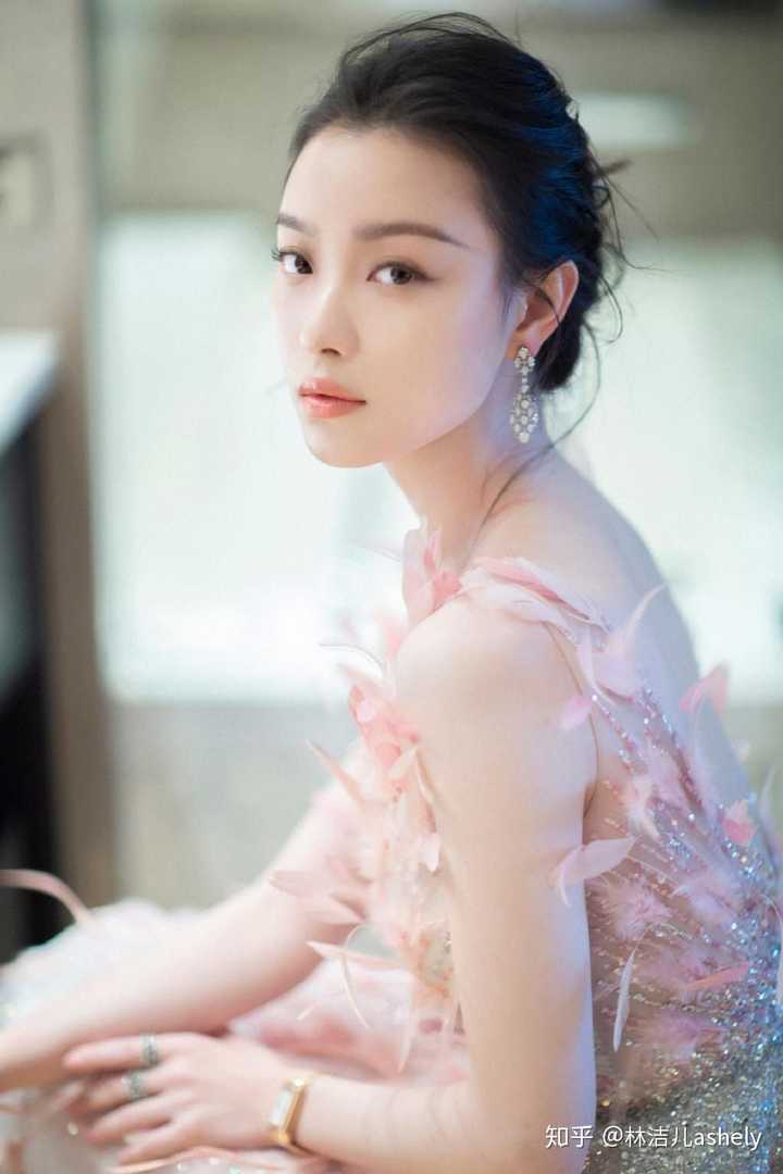 有哪些女明星的红毯造型很漂亮!