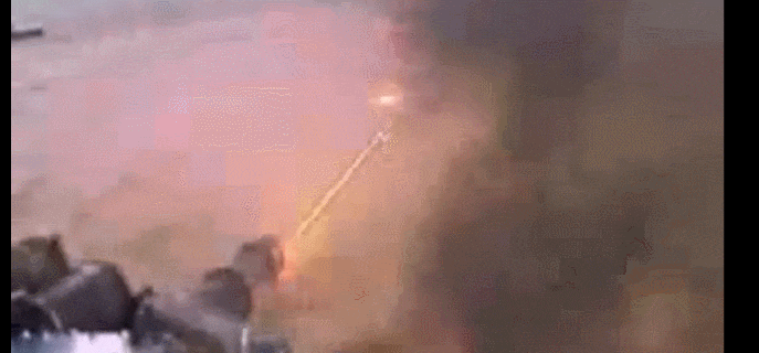 年)设计出的"加特林连用速射武器"在一大堆老旧的手动机枪中尤为显眼