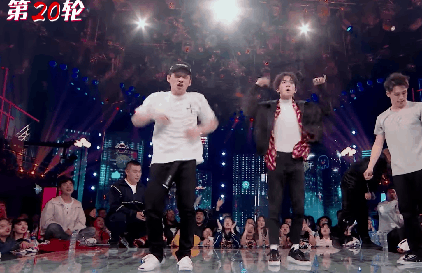 就是街舞1》收官战易烊千玺跟罗志祥在选手 battle 时的帮跳?