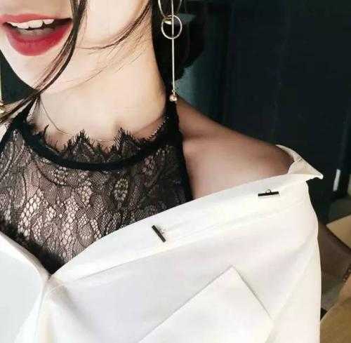 女生如何解决衬衫胸前扣子撑开的缝隙?