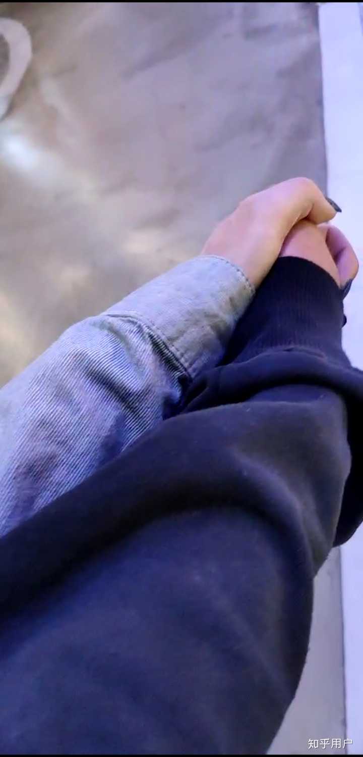 这是接到他以后牵手的照片