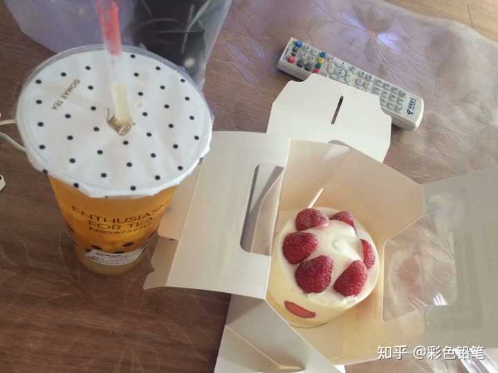 3寸奶油草莓蛋糕(一个人全部吃完) 水果茶饮(甜,喝了几口就放弃了
