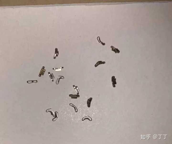 闲来无事感觉恢复的差不多就用拆钉器把钉子都拆了下来,剩下系带旁