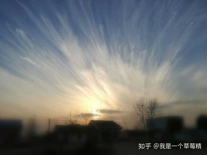当时看到就觉得很震撼 好像从某一个地方发出所有的光芒 照亮了所有