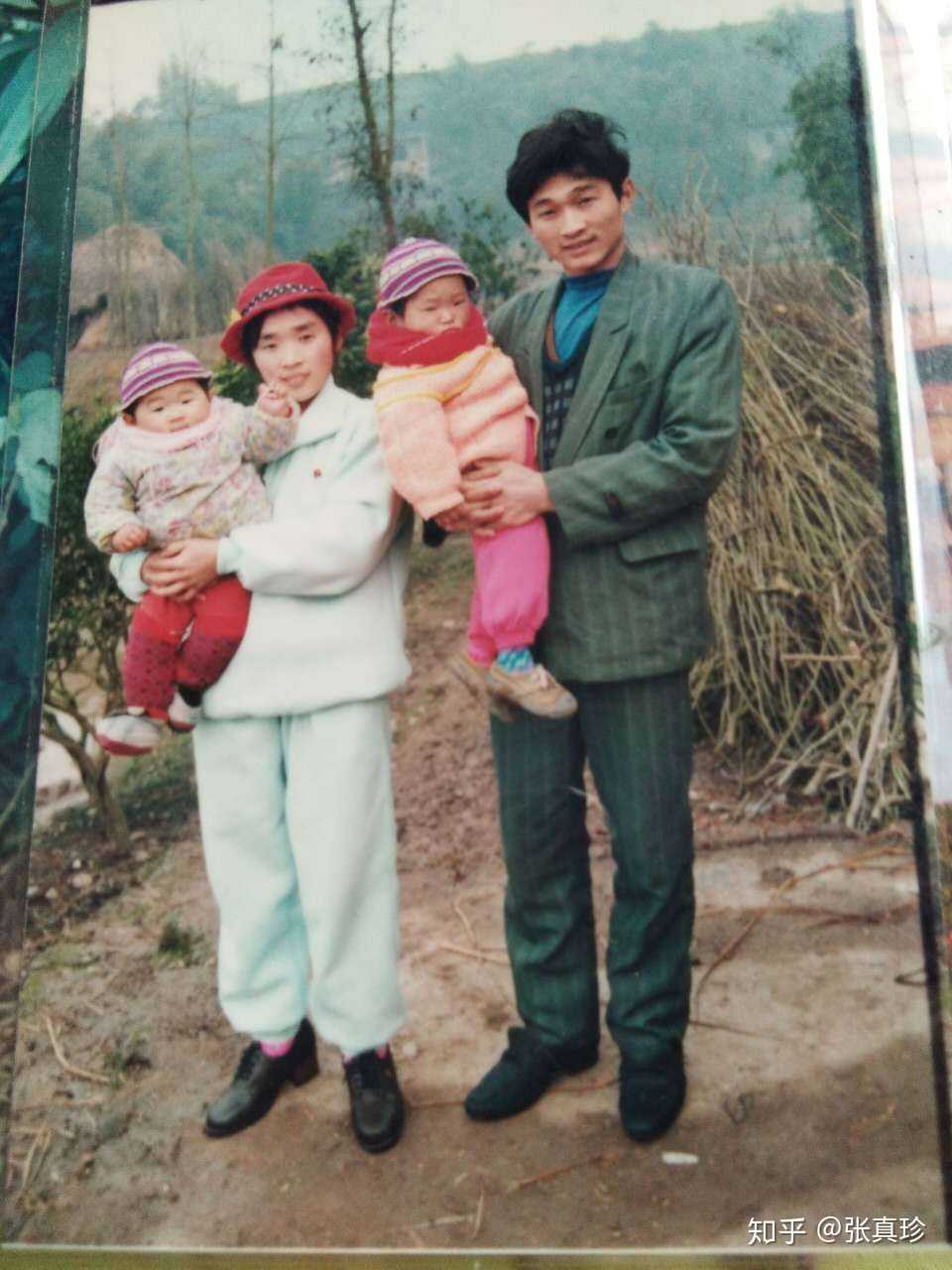 老照片# 我爸爸妈妈年轻的时候还真是郎才女貌呀,难怪我们姐妹生得