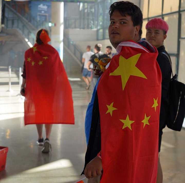看到外国人身披五星红旗替wings加油了吗?