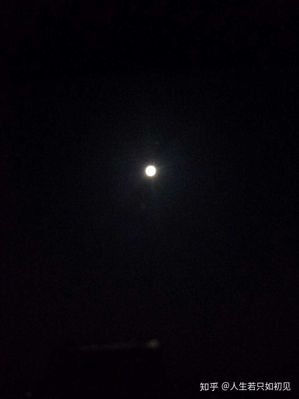 月亮是失眠的灯,凭窗眺望那段寂寞的往事.