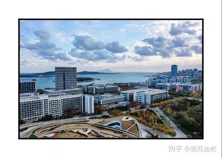 中国石油大学华东位于青岛市黄岛区,也就是西海岸新区,是国家级新区