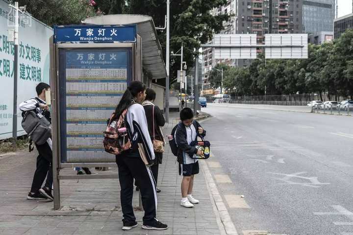 每天早上深圳地铁挤满家长和孩童,他们多是深圳赴港读幼儿园或者小学