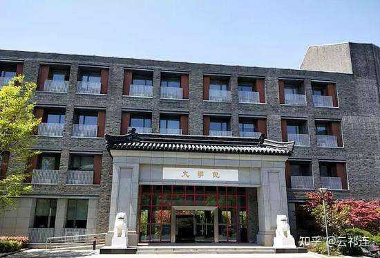 我一直觉得文科院楼要更漂亮一点,比如说文学院,房子采用徽派建筑元素