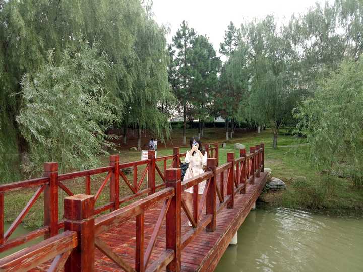 每次出去玩,都要硬拉着她拍照片,感觉她每个角度都很美