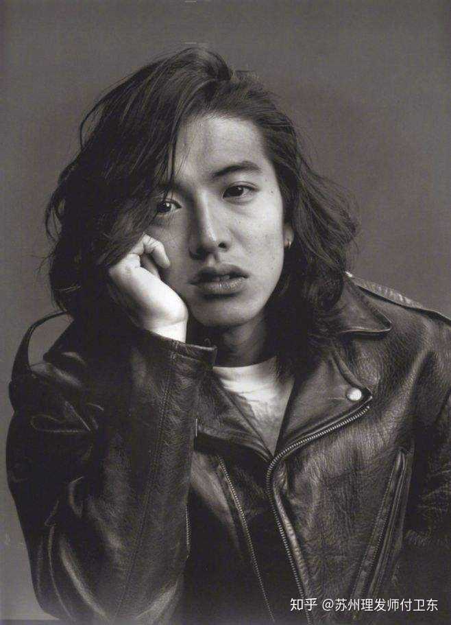 留长发的男生可以通过发型设计打理,胡子修剪,服装配饰选择等来凸显