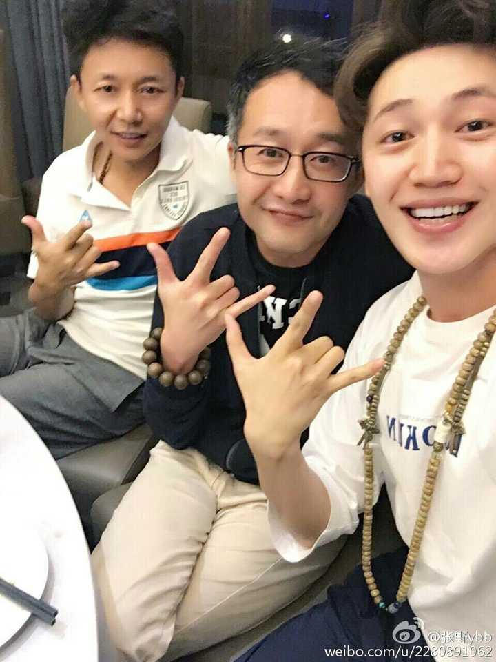 在别人拍的照片里尤其好看,刘奕君老师以前横店之夜的直播的时候可爱
