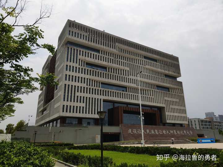武汉理工大学的图书馆或教室环境如何?是否适合上自习