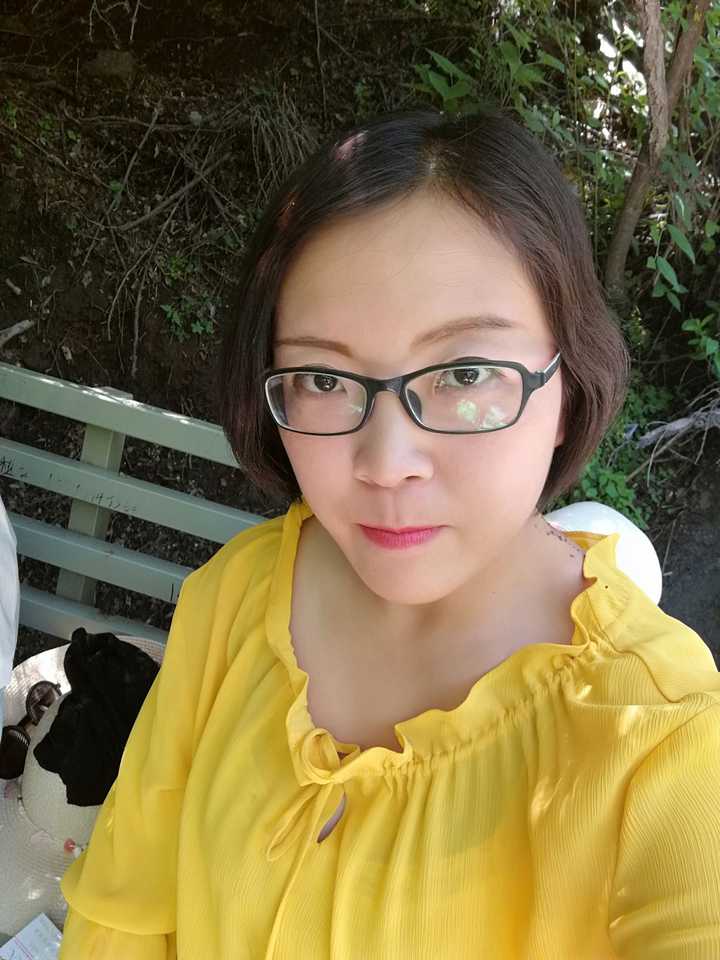 长相一般,过了三十岁,化不化妆区别还是很大的.