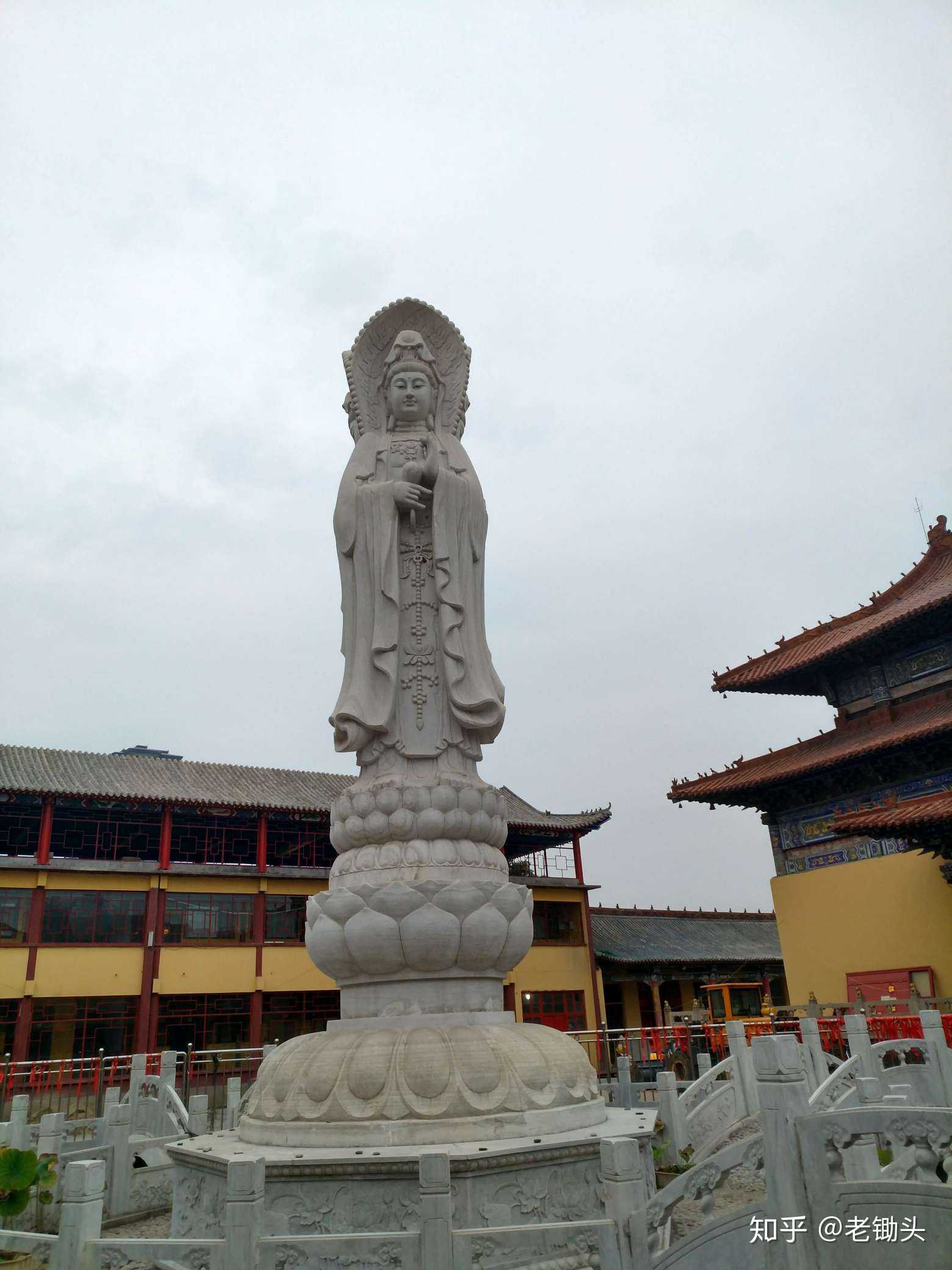 参观大乘玉佛寺,来的时候正在做早课,还是蛮敬畏的.