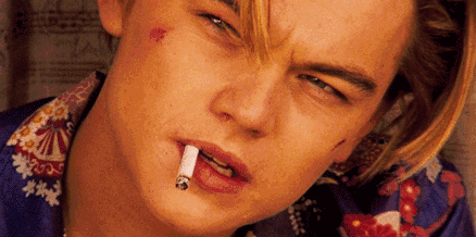 你下载的壁纸,长按下面会出现设为壁纸,选择动态 设为锁屏壁纸即可