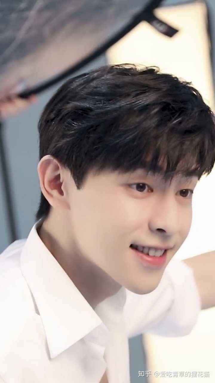 娱乐圈里,演技与颜值同时具备的新生代男演员,你最先想到了谁?