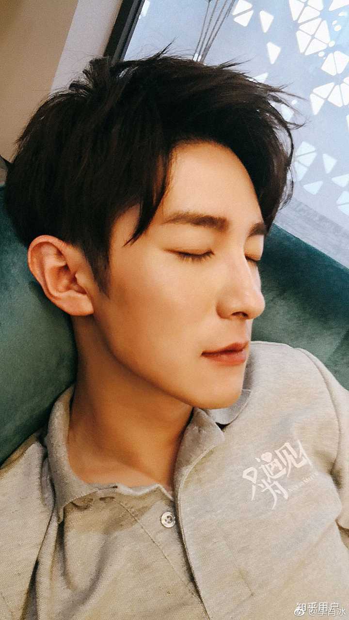 我家大爷/季小饼  季肖冰 精修写真图就不放了,实在选不出来哪几张最