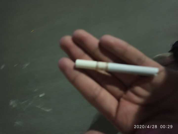 旁边的凳子上睡着一个流浪汉,我也不知道怎么想的,抽完烟