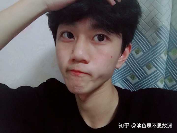 顺便吐槽一下:求求你不要自拍了你把自己拍丑了你知道吗?