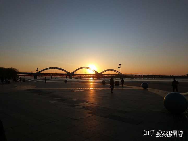 哈尔滨江边